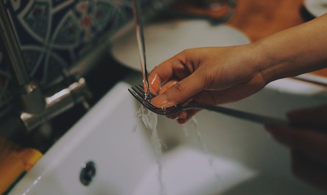 Umýváte nádobí ve dřezu Přinášíme tipy, jak ušetřit za vodu