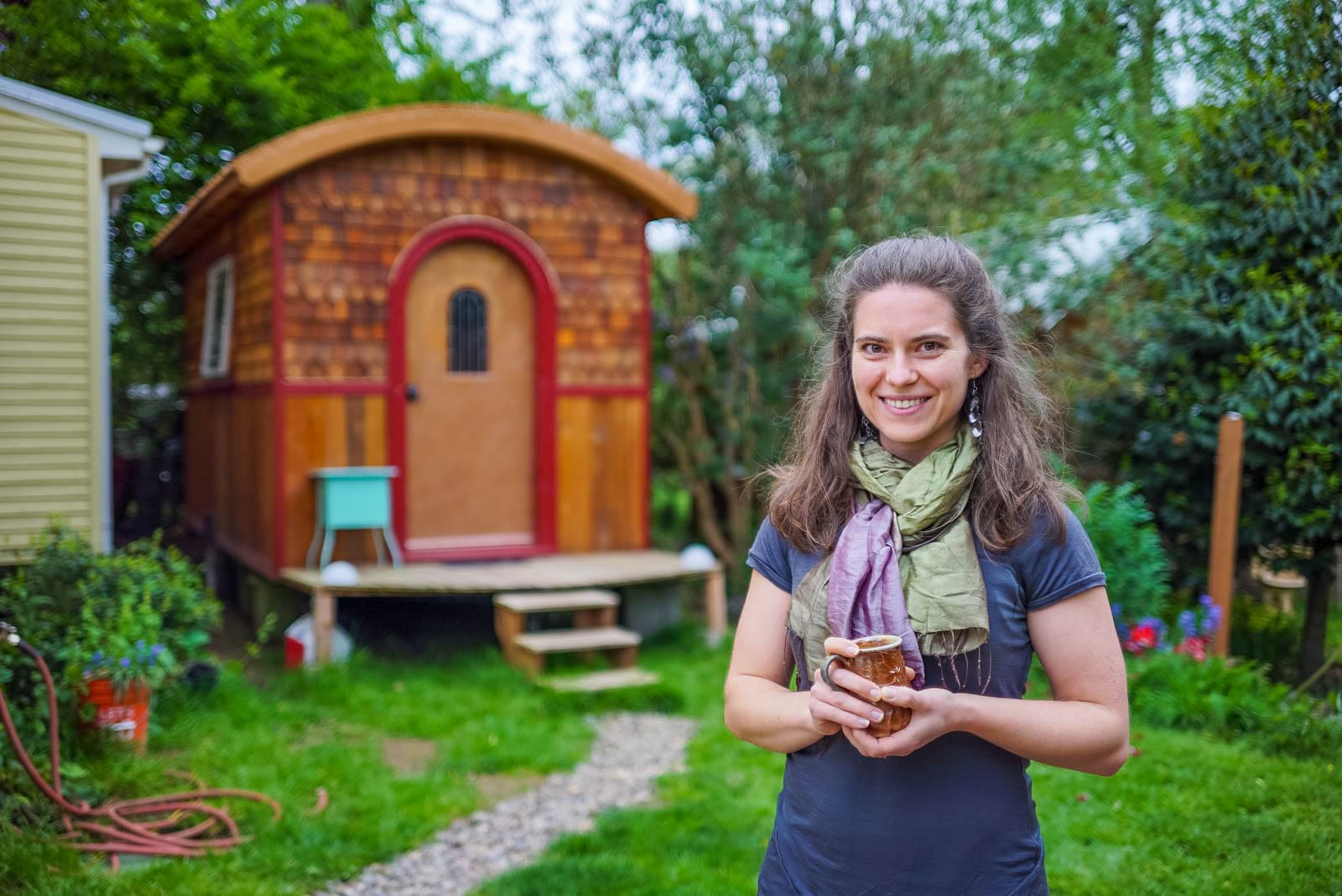 People houses. Дом для одного человека. Человек в домике. Маленький дом для одного человека. Маленький домик для жителя.