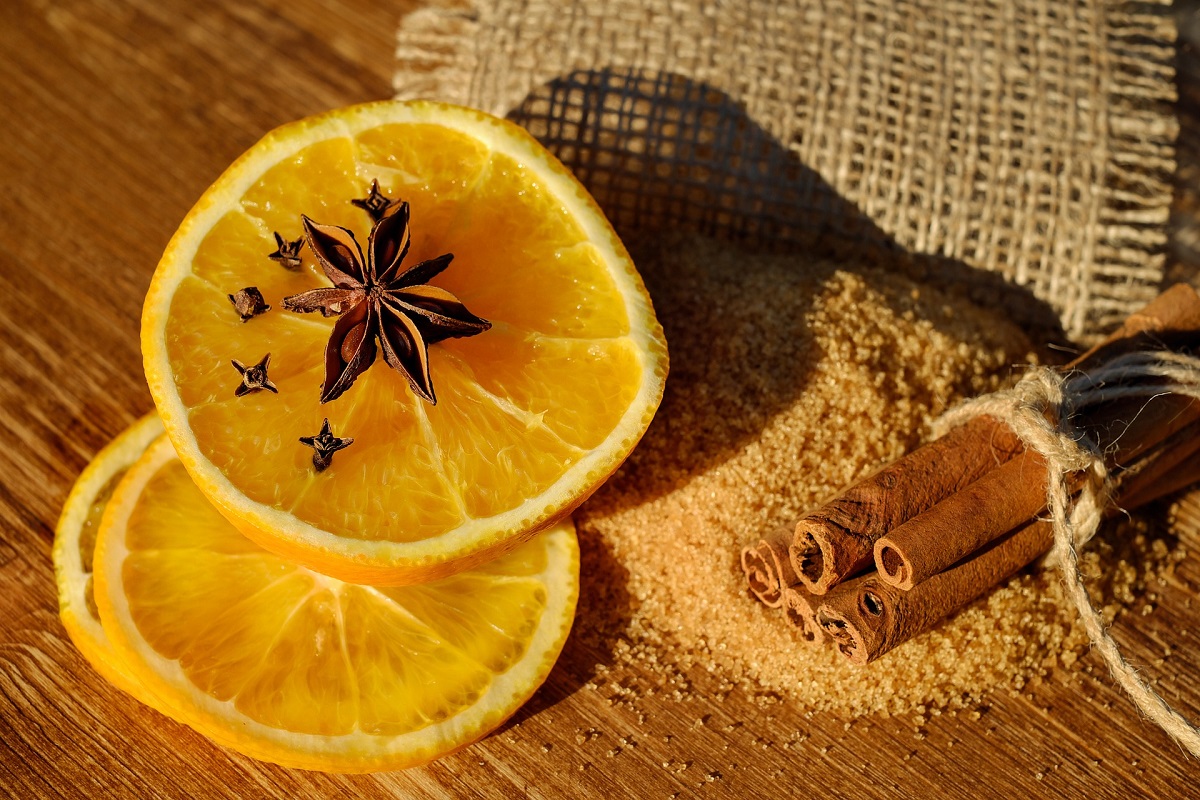 pomerančové plátky a koření – skořice, anýz, hřebíček