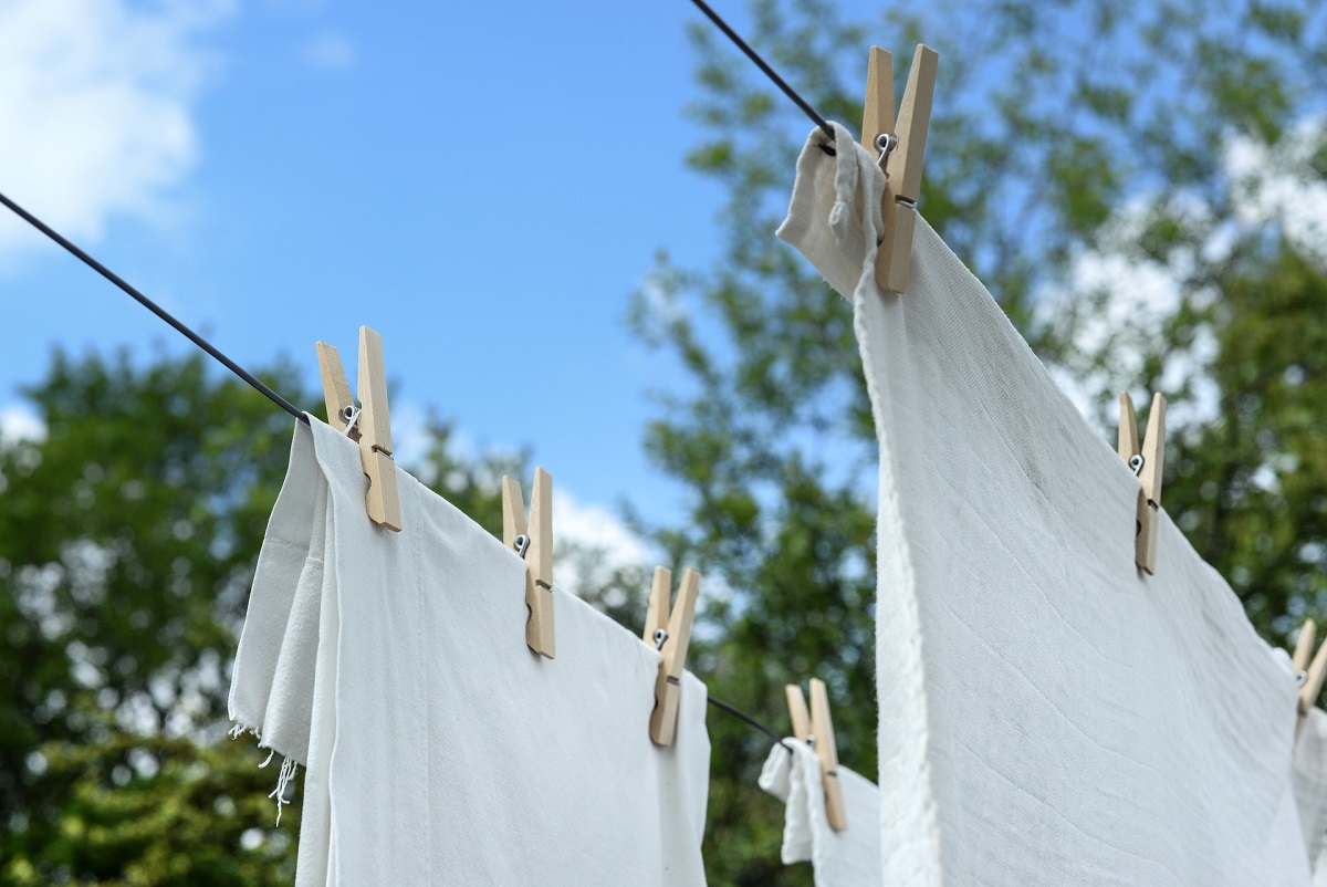 pověšené bílé prádlo