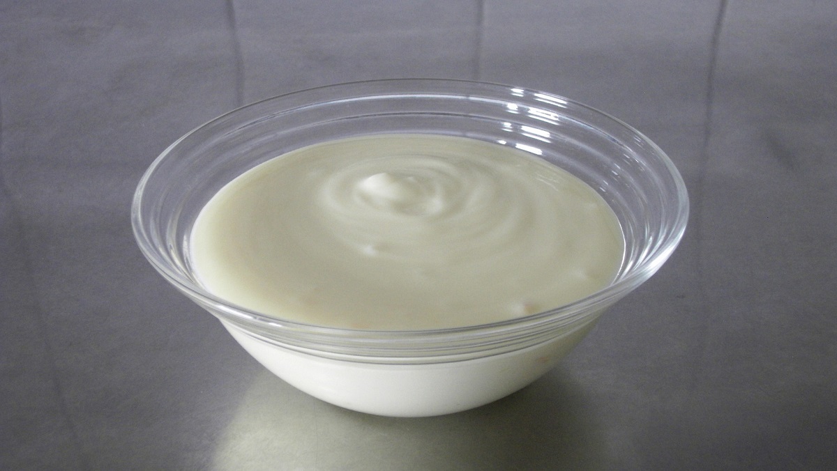 bily-jogurt-v-misce