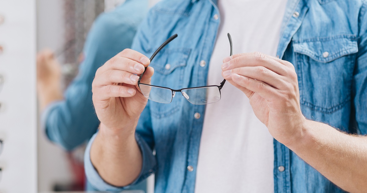 čištění škrábanců na brýlích