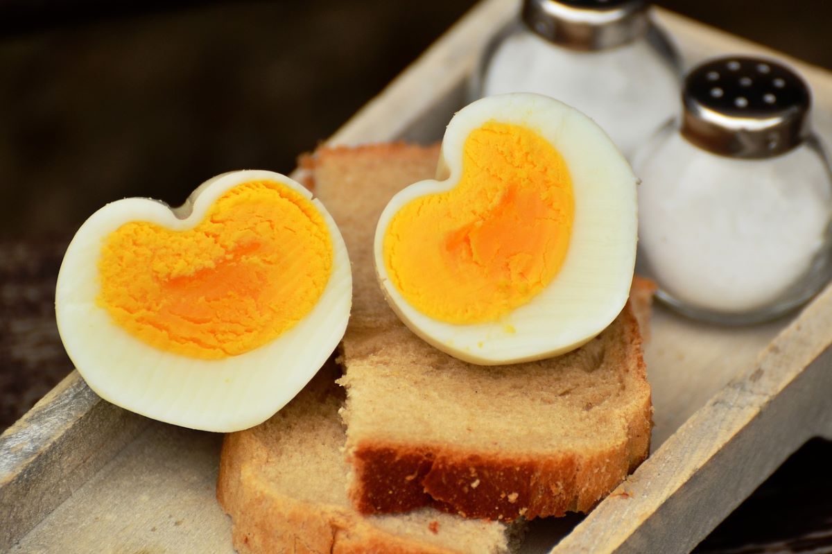 Vařené vejce se při rotaci chová jako soudržné těleso