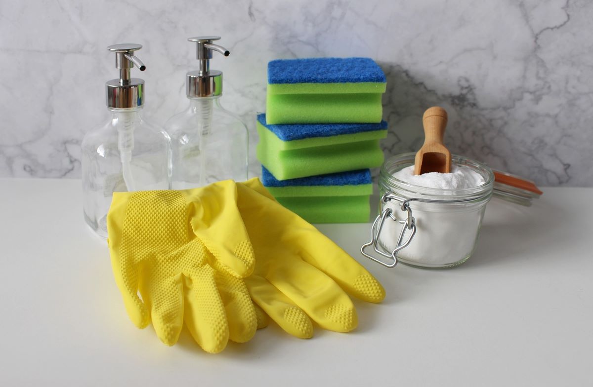 K čištění spár použijte ocet, jedlou sodu, jar. A rukavice.