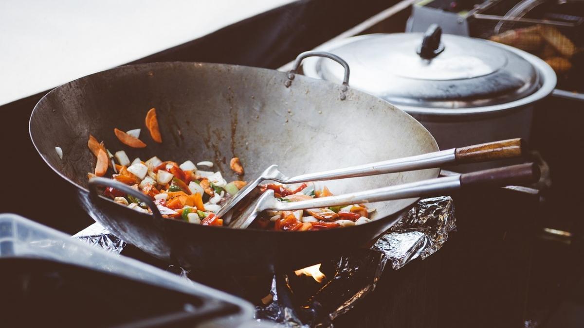 Pánev Wok může mít ucha nebo dlouhé držadlo