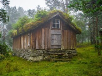 Stará dřevěná chata slouží po rekonstrukci jako domek pro hosty