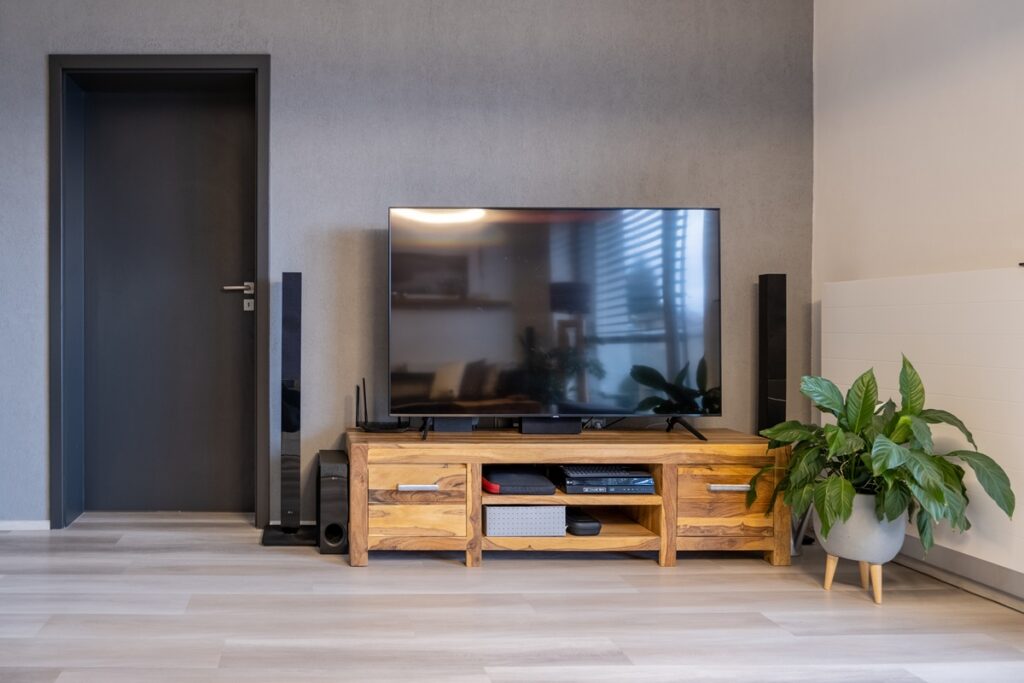 Gebas ateliér rodinný dům, tv stolek