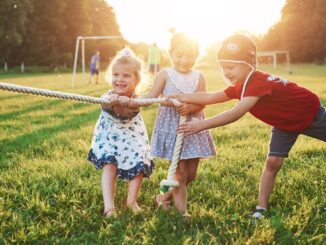 děti si hrají venku