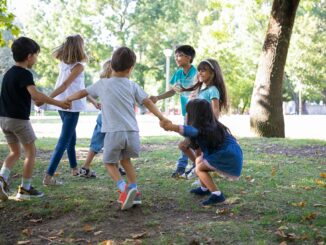 děti si hrají venku